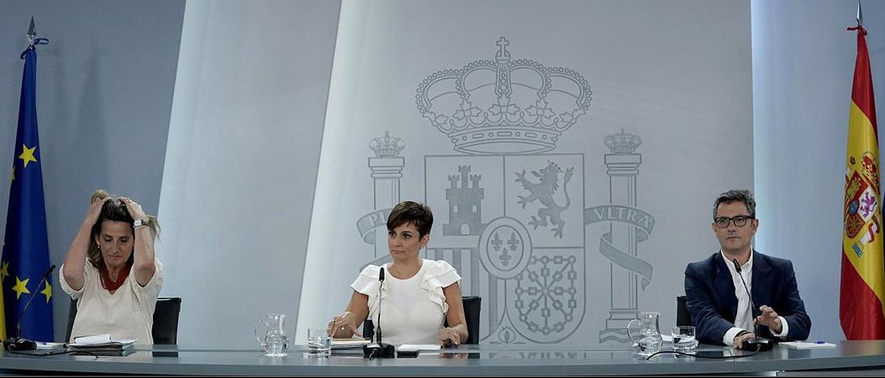 Teresa Ribera, Isabel Rodríguez y Félix Bolaños, este lunes en a rueda de prensa posterior al Consejo de Ministros.