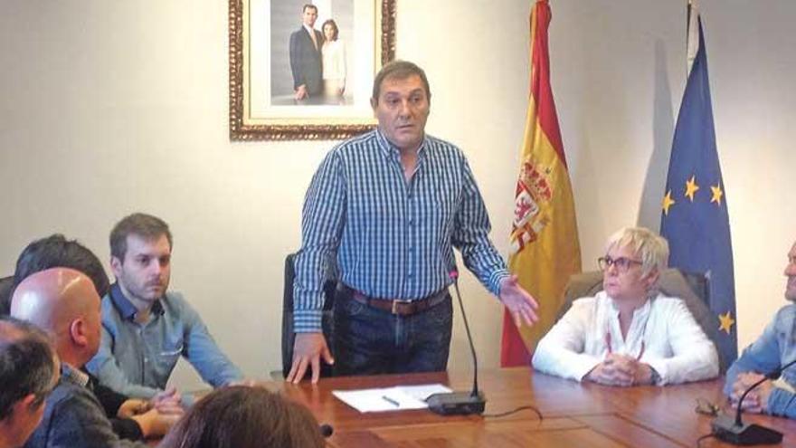 Jeroni Salom durante su discurso de despedida. A su derecha, un emocionado Andreu Villalonga.