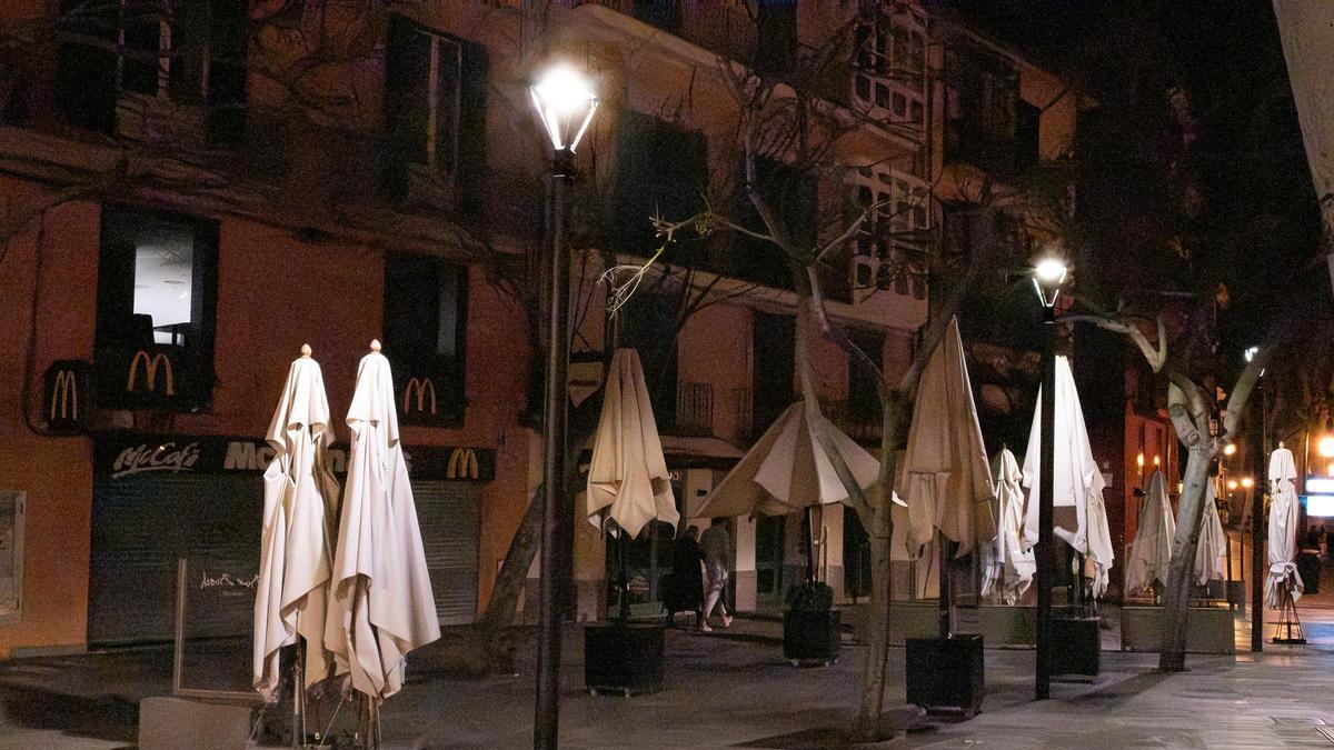 Las fotos de terrazas de Palma que no desmontan su mobiliario por las noches