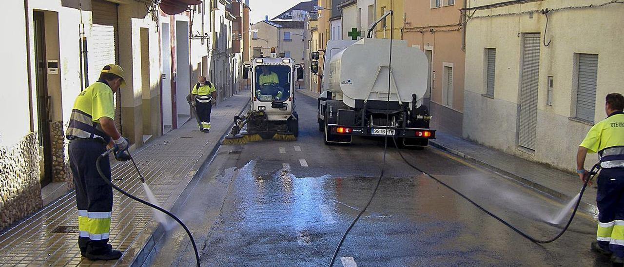 Operarios limpiando una calle de Ontinyent durante los meses álgidos de la pandemia. | LEVANTE-EMV