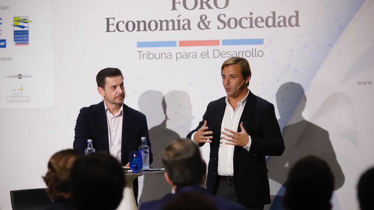 Antonio Repullo, a la derecha, durante su intervención en el foro.