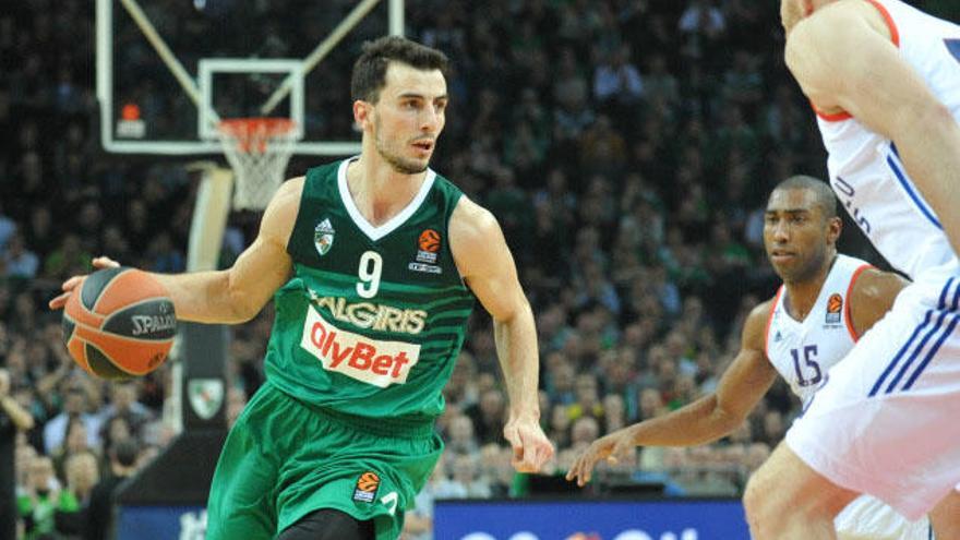 Leo Westermann, con el Zalgiris, en un partido de Euroliga ante el Anadolu Efes.