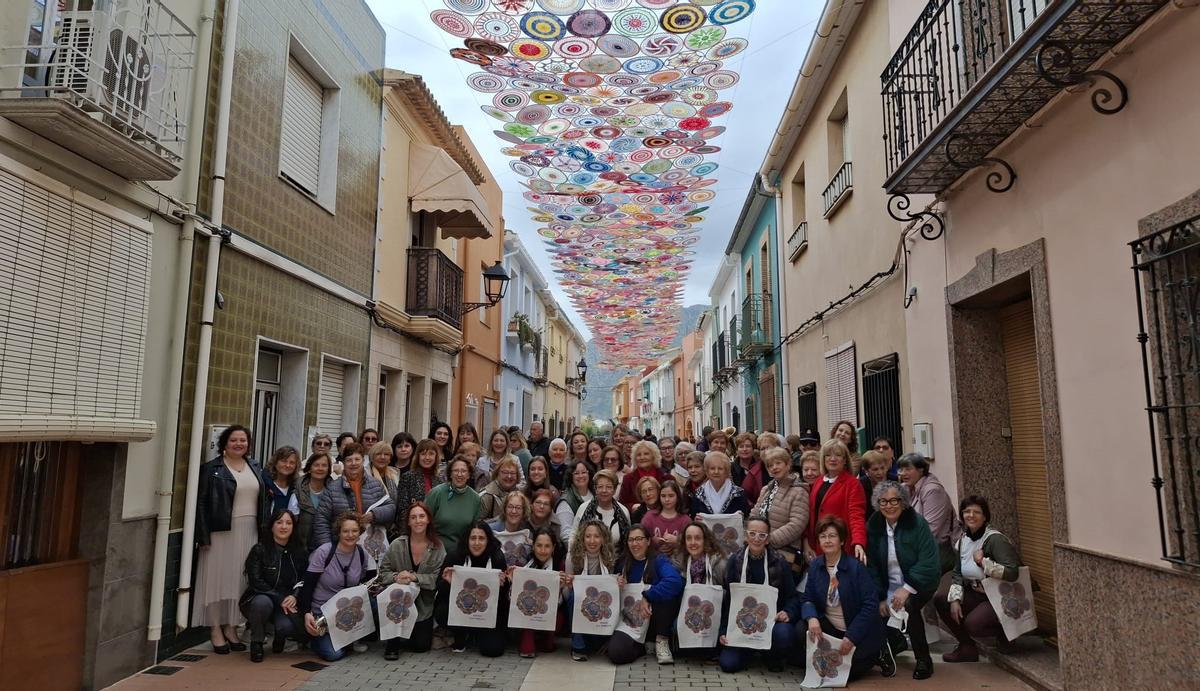 Las mujeres transforman Els Poblets: 1.400 mandalas se entrelazan sobre el Carrer Major (imágenes)