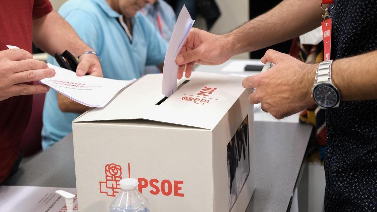 Votación en la sede del PSOE de Alicante en una imagen de archivo
