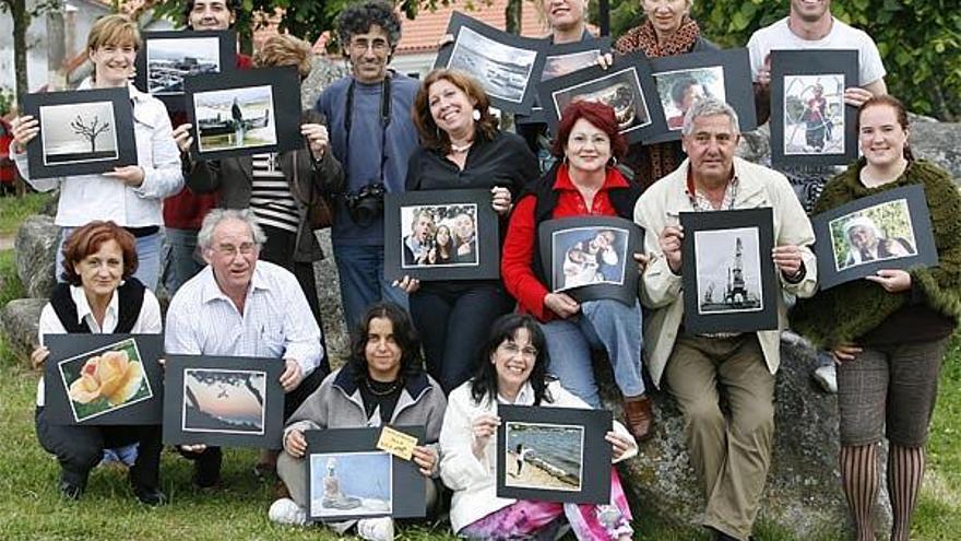 Alumnos y profesor junto a sus trabajos