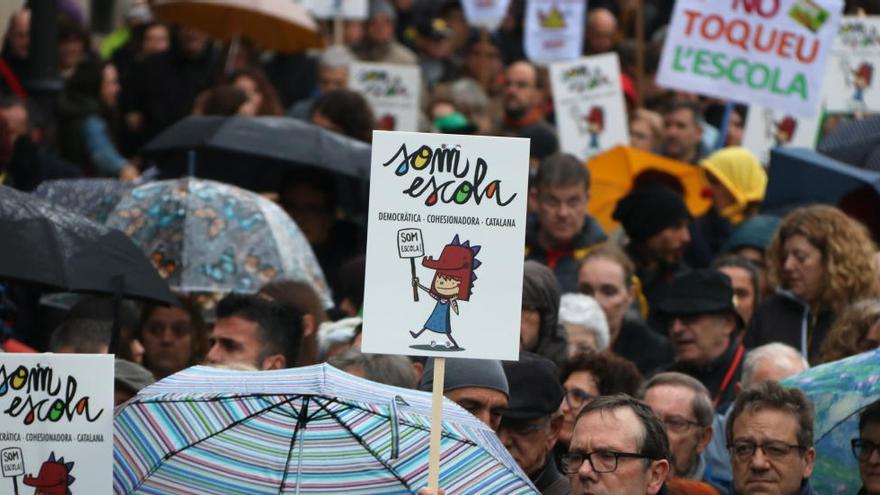 La comunitat educativa surt en massa al carrer en defensa de l&#039;escola catalana i la immersió lingüística