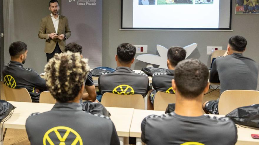 El responsable de deportistas profesionales de CaixaBank, Antonio Matilla, en la charla con la plantilla de la UD Las Palmas.