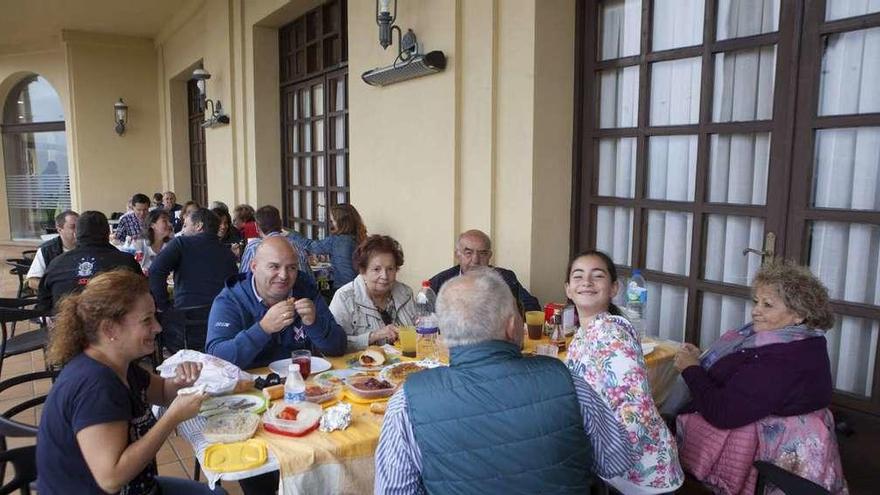 Varias familias que optaron por comer refugiadas en la terraza del edificio social.