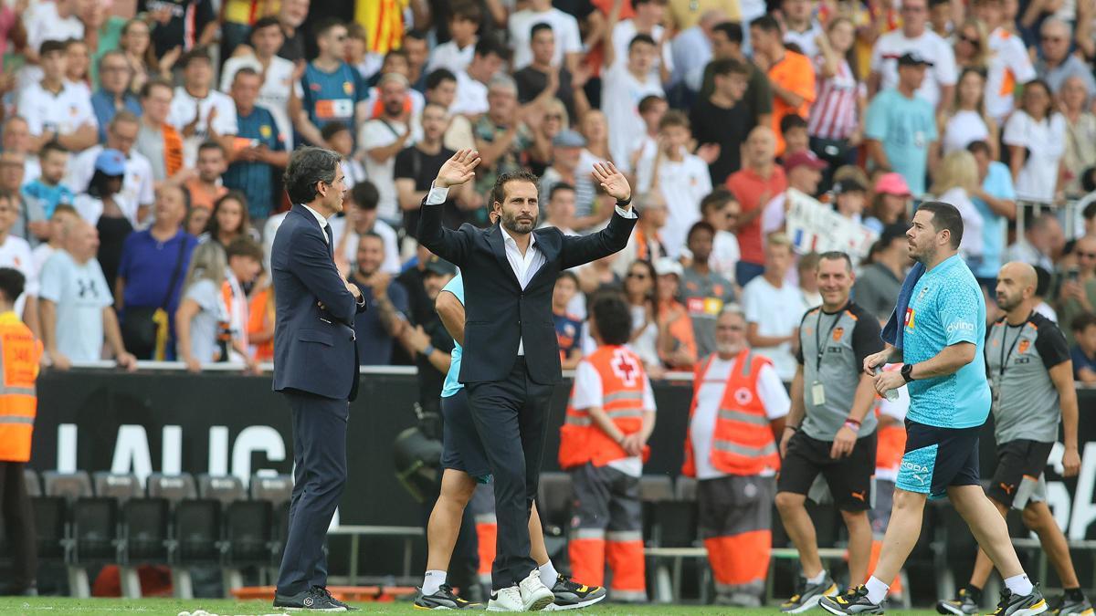 Rubén Baraja, agradeciendo su apoyo a la afición de Mestalla