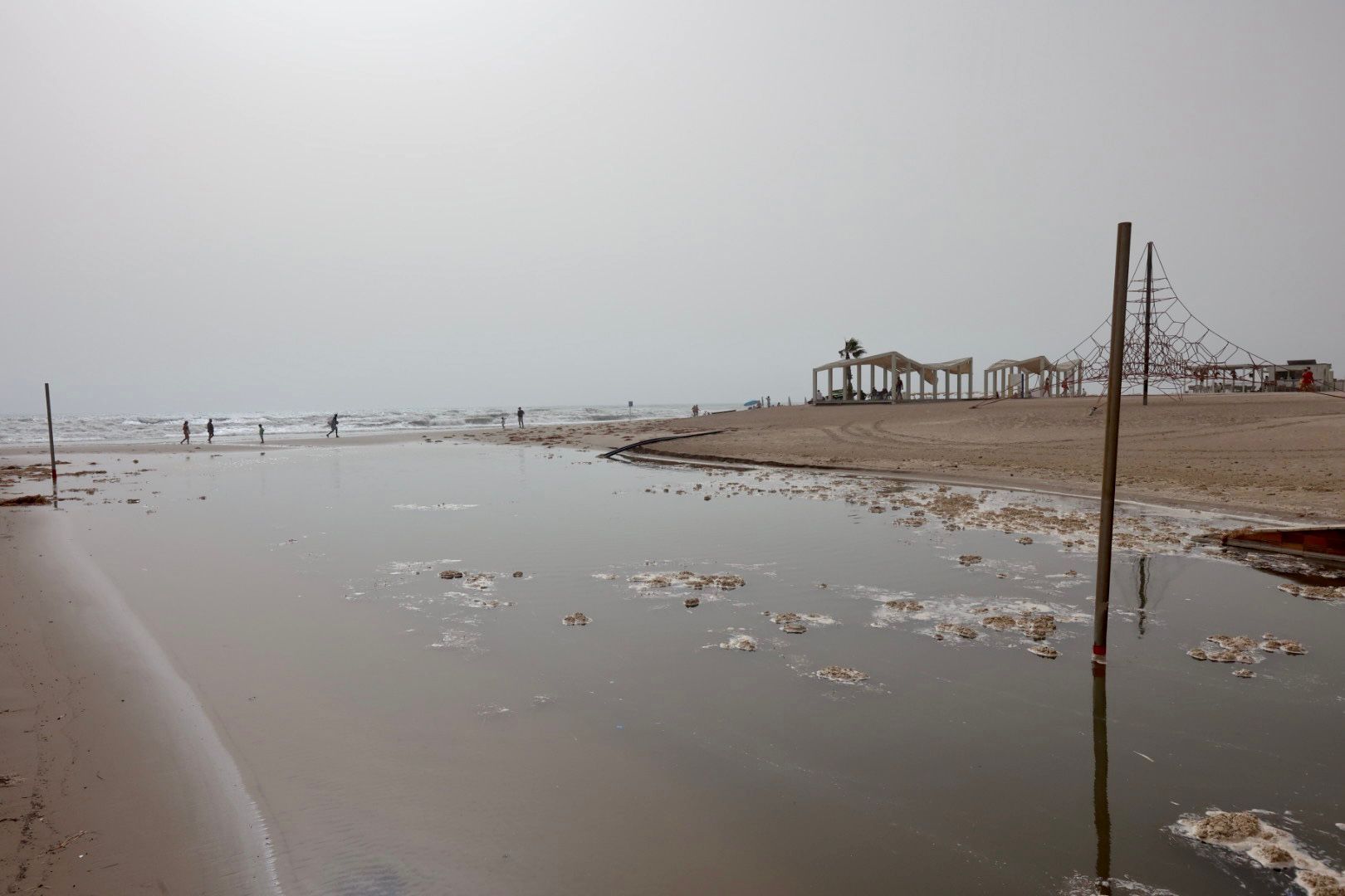Así ha quedado la playa de San Juan tras el temporal.