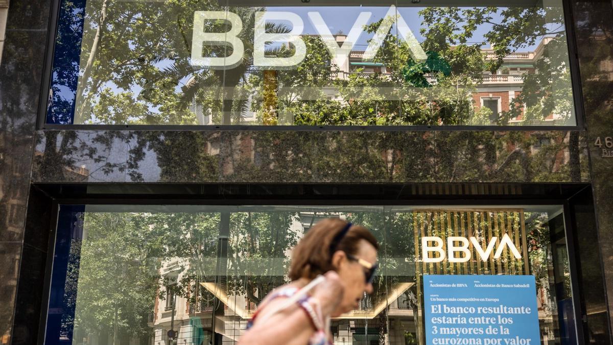 Una sucursal de Banco Bilbao Vizcaya Argentaria SA (BBVA) en Barcelona. Foto archivo
