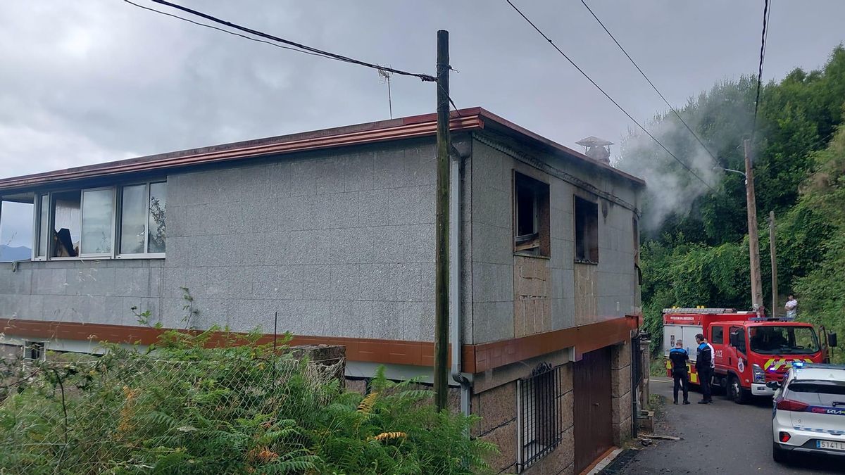 Una vista de la vivienda afectada por el fuego.