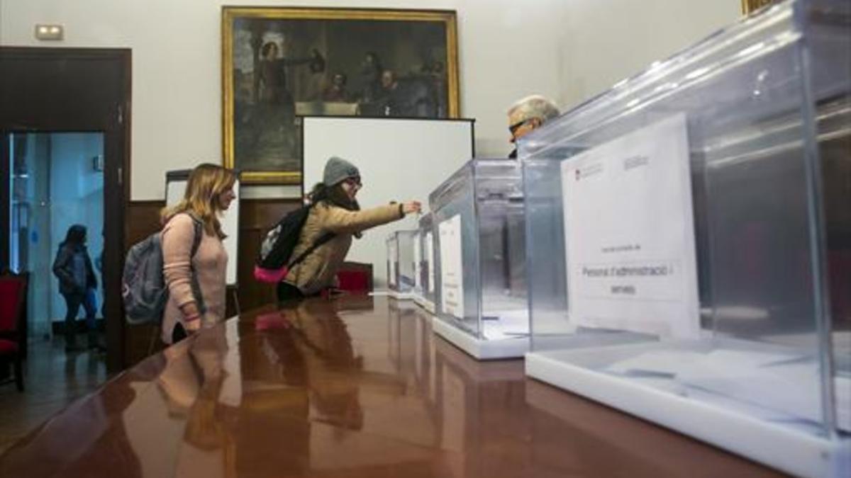 Elección de nuevo rector 8 Urnas en la facultad de Matemáticas, ayer.