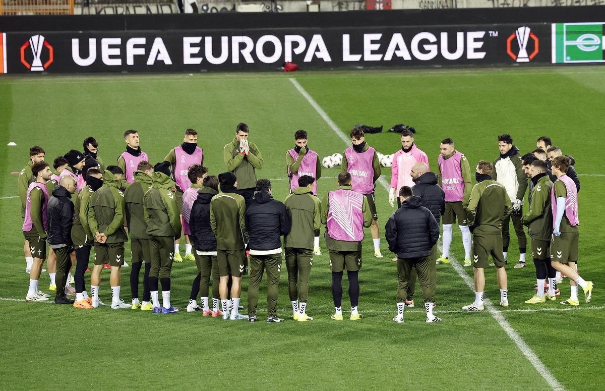 Inicio del entrenamiento del Celta en el estadio Tumba del PAOK de Tesalónica.