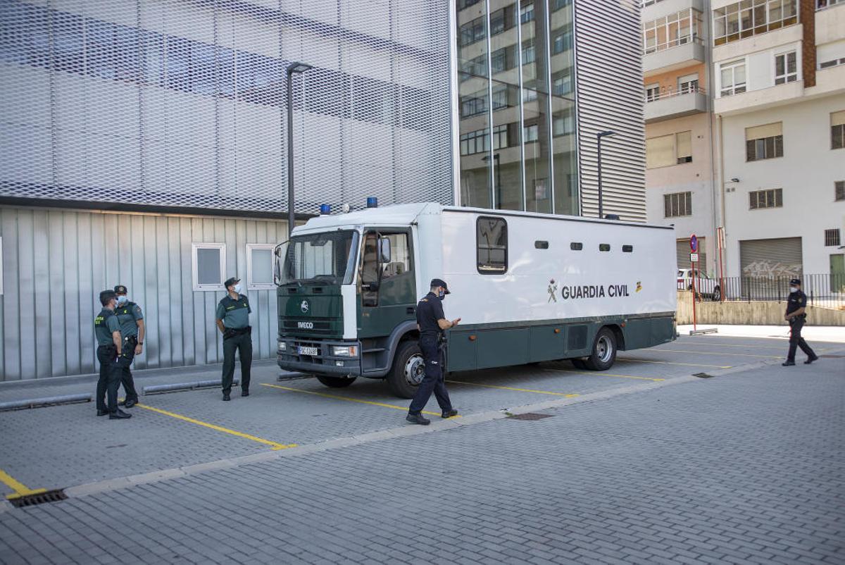 Los detenidos llegando a los juzgados de Ourense. // Carlos Peteiro Los detenidos llegando a los juzgados de Ourense. // Carlos Peteiro