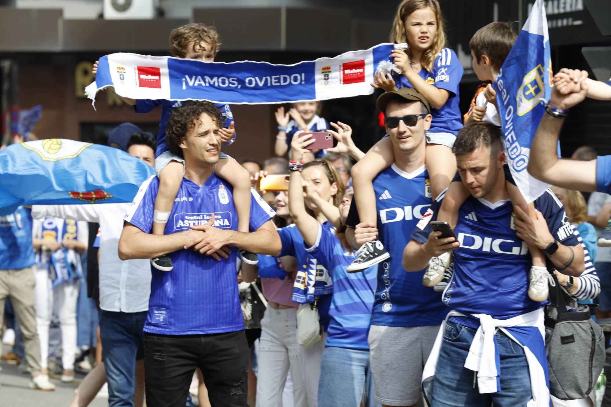 Locura azul en las calles de Oviedo para celebrar el ascenso del equipo a Primera División