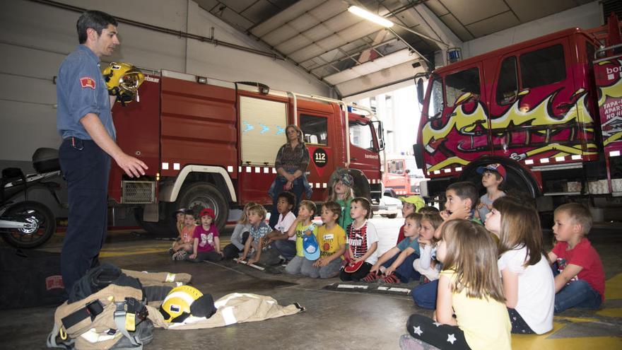 Visita d&#039;escolars al parc de bombers de manresa