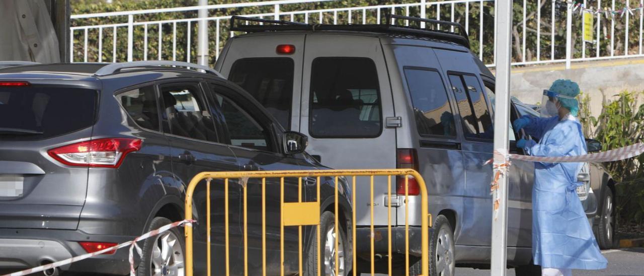 Toma de muestras ayer para PCR en el Hospital de Sagunt. | DANIEL TORTAJADA