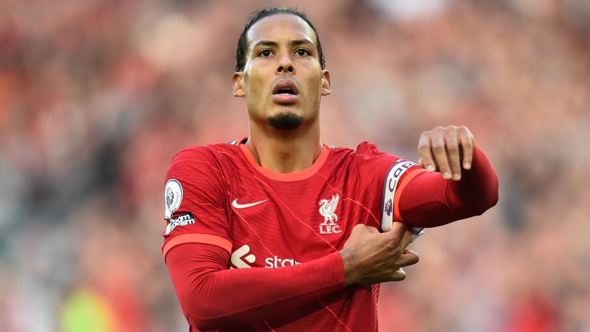 Van Dijk, durante un partido con el Liverpool.