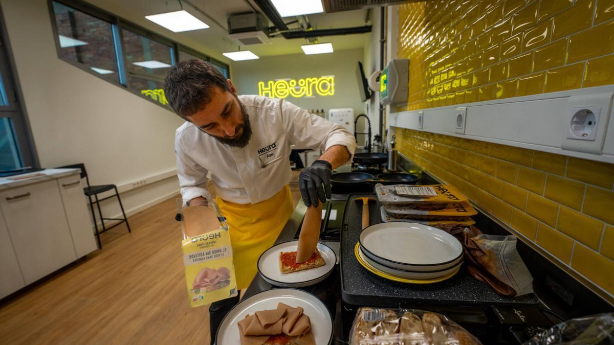 Alex Pirla, jefe de cocina de Heura, en su nuevo laboratorio en el 22@