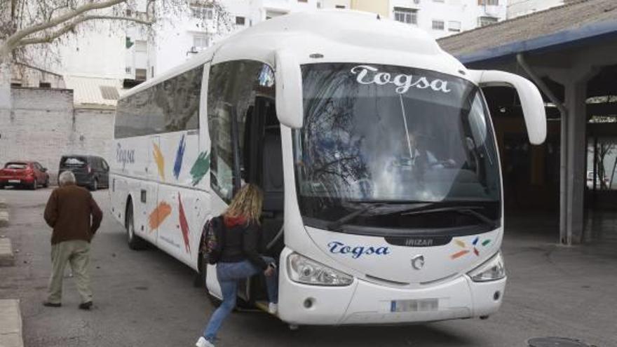 Los pueblos de la Canal se quedan sin conexión directa y regular con València por autobús