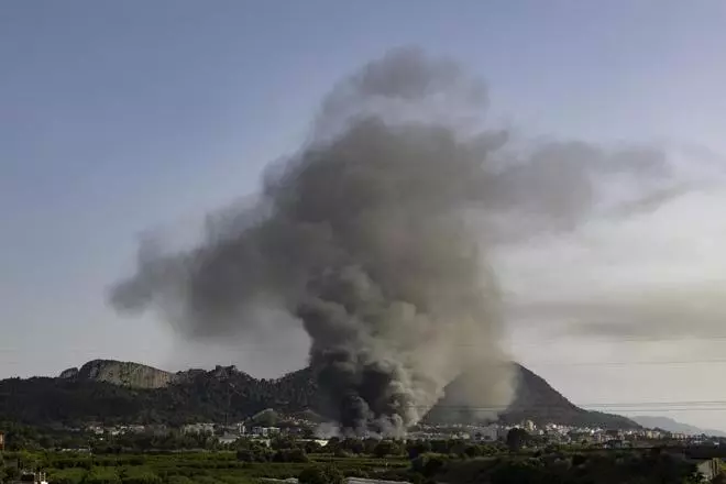 Más de seis dotaciones de bomberos trabajan en la extinción del incendio industrial de Xàtiva