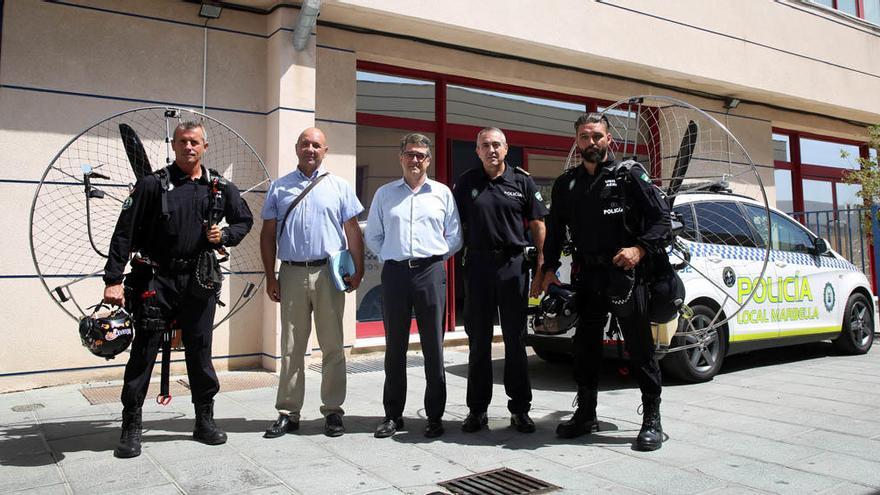 Dos agentes de la Policía Local marbellí cuentan con formación para dirigir los aparatos.