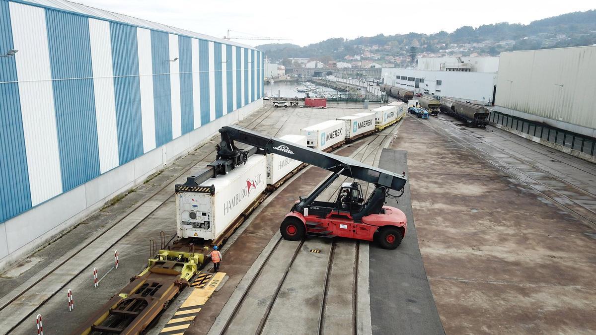 Una carga ferroviaria en el Puerto de Marín