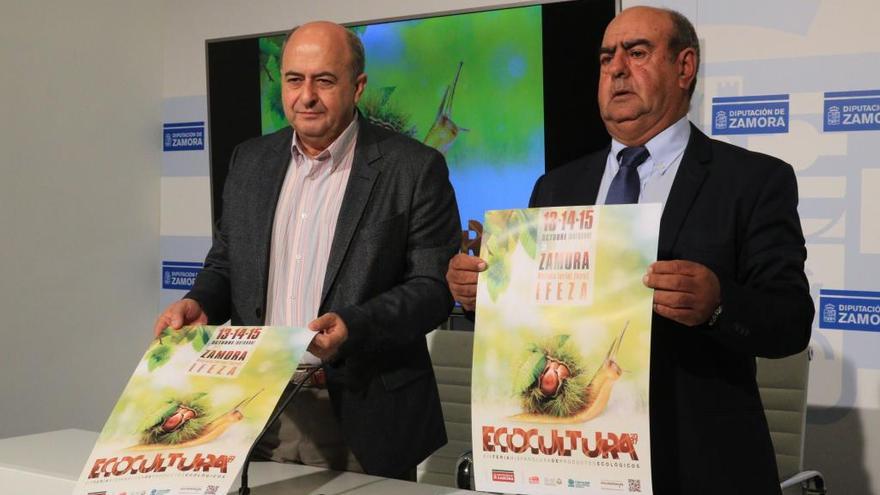 Feliciano Ferrero, de Caja Rural, y el diputado José María Nieto, durante la presentación de Ecocultura.