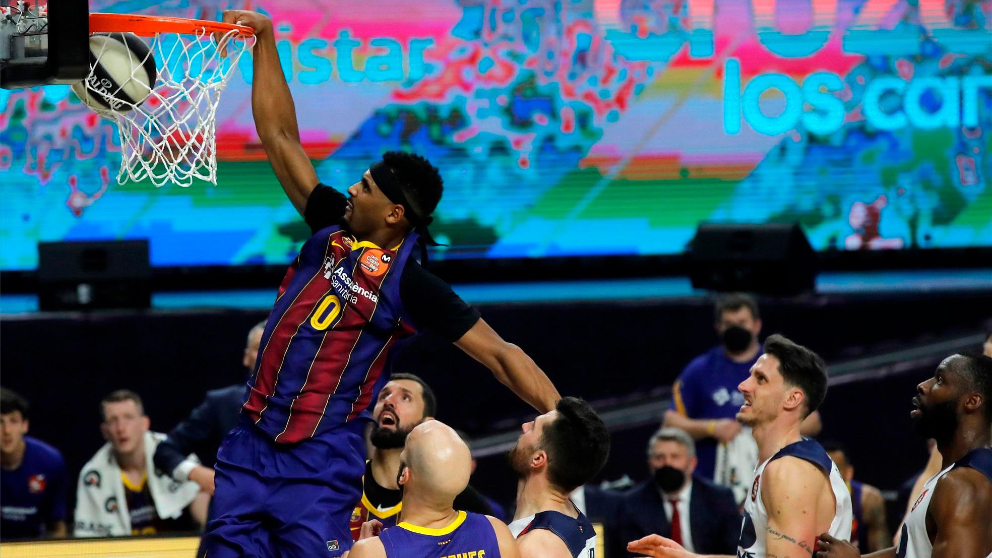 El pivot estadounidense del Barça, Brandon Davies, machaca la canasta ante los defensores de Baskonia