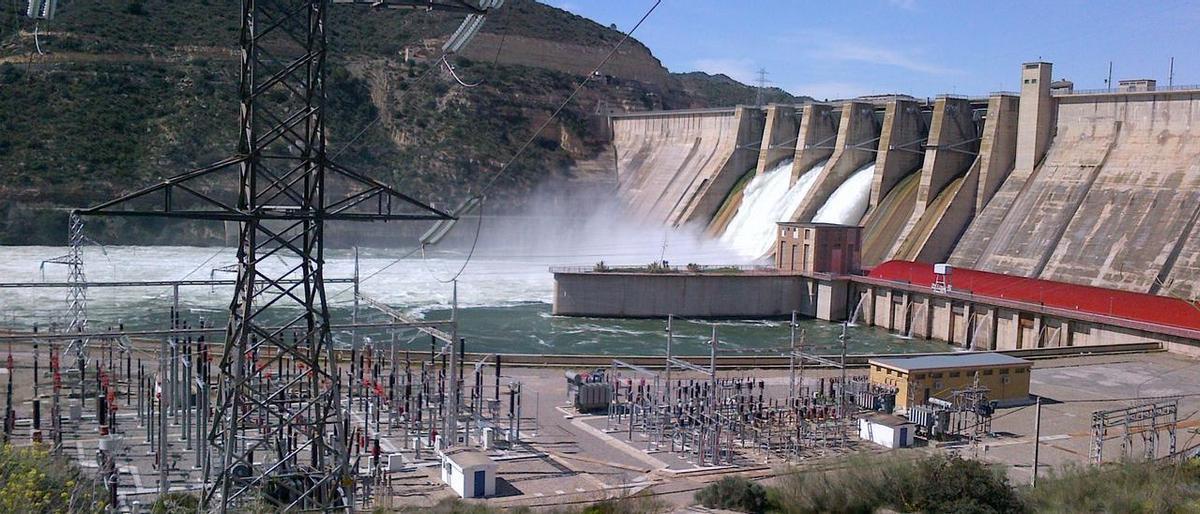 Imagen de archivo de la central hidroeléctrica de Mequinenza, la décima instalación de este tipo más grande de España. EL PERIÓDICO