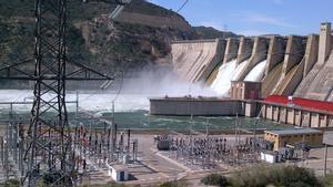 Imagen de archivo de la central hidroeléctrica de Mequinenza, la décima instalación de este tipo más grande de España. EL PERIÓDICO