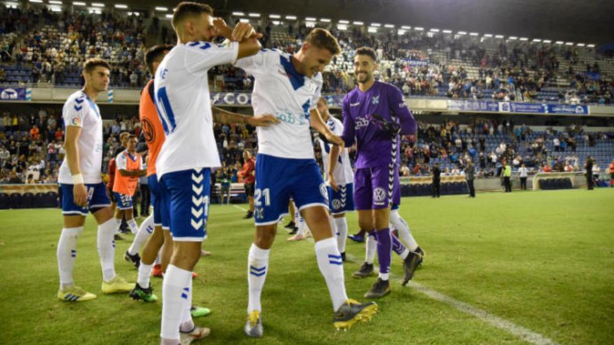 Momento de la despedida de Jorge al término del partido con el Zaragoza.