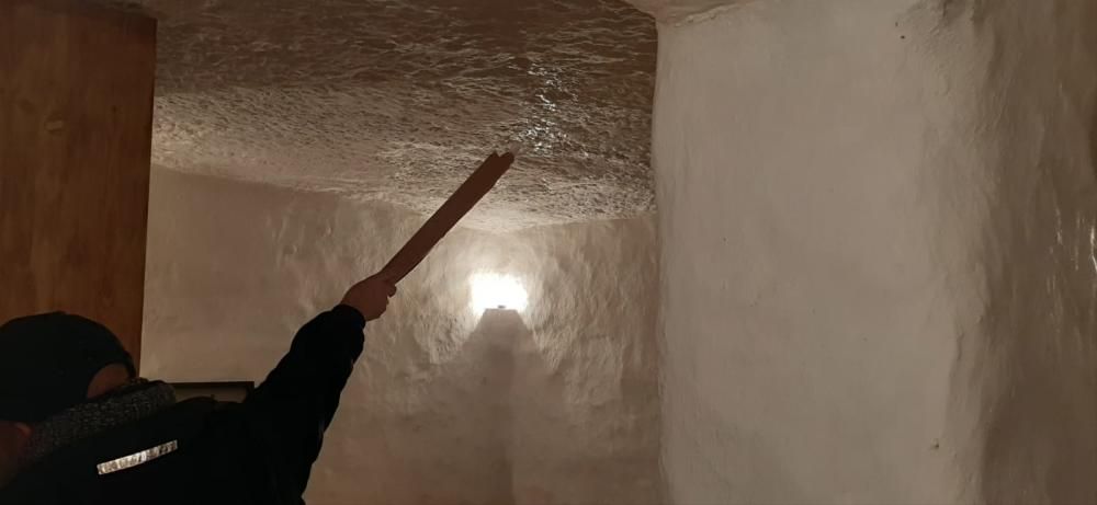 Filtraciones de agua en el interior de una cueva.