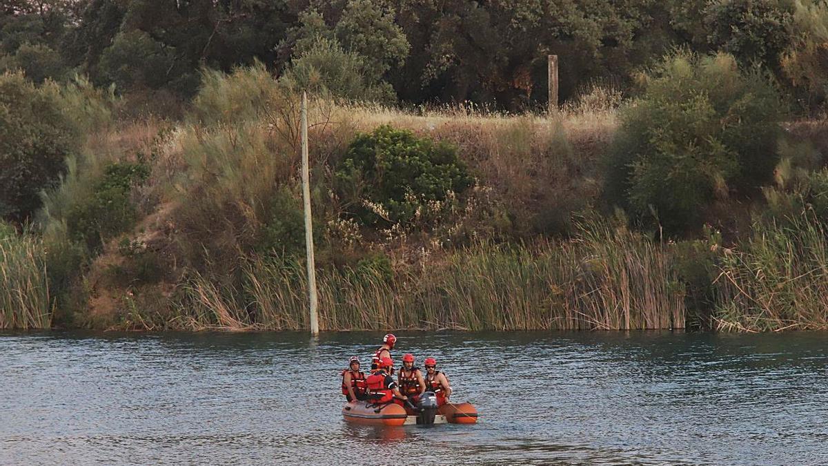 Efectivos de los bomberos de Córdoba durante la búsqueda del joven desaparecido en el Lago Azul el 18 de julio.