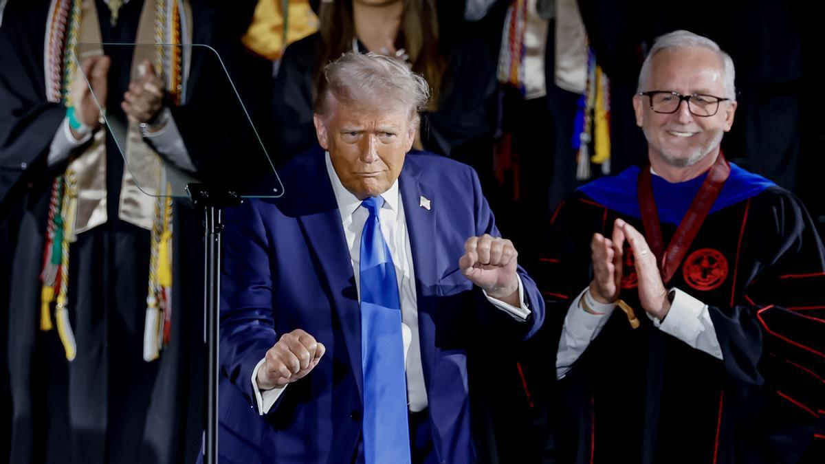 Trump dice que los magnates de internet ahora le besan el culo Trump dice que los magnates de internet ahora le besan el culo