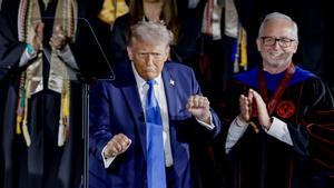 Trump dice que los magnates de internet ahora le besan el culo