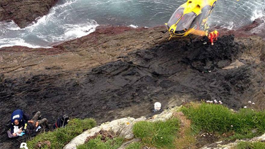 Rescatado un hombre que cayó en un acantilado de Navia mientras pescaba