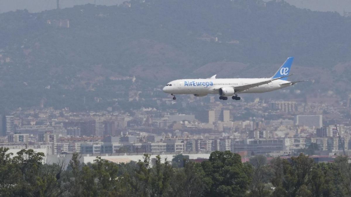 Un avió a punt d’aterrar a l’aeroport del Prat.