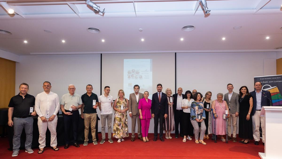 Representantes municipales y del comercio local con los galardonados.