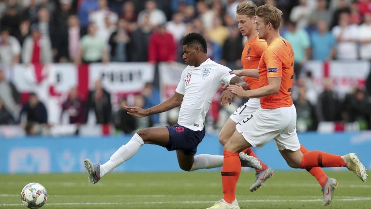 De Jong y De Ligt intentan atrapar a Rashford en la semifinal de la Liga de las Naciones.