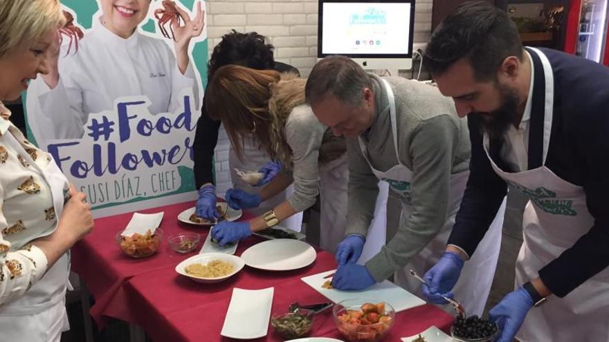 Susi Díaz realizó un concurso de cocina con un concejal y representantes de asociaciones
