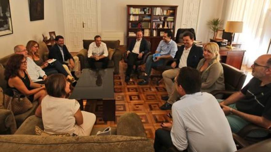 Reunión Sánchez y el grupo municipal cuestionan las propuestas de Puig