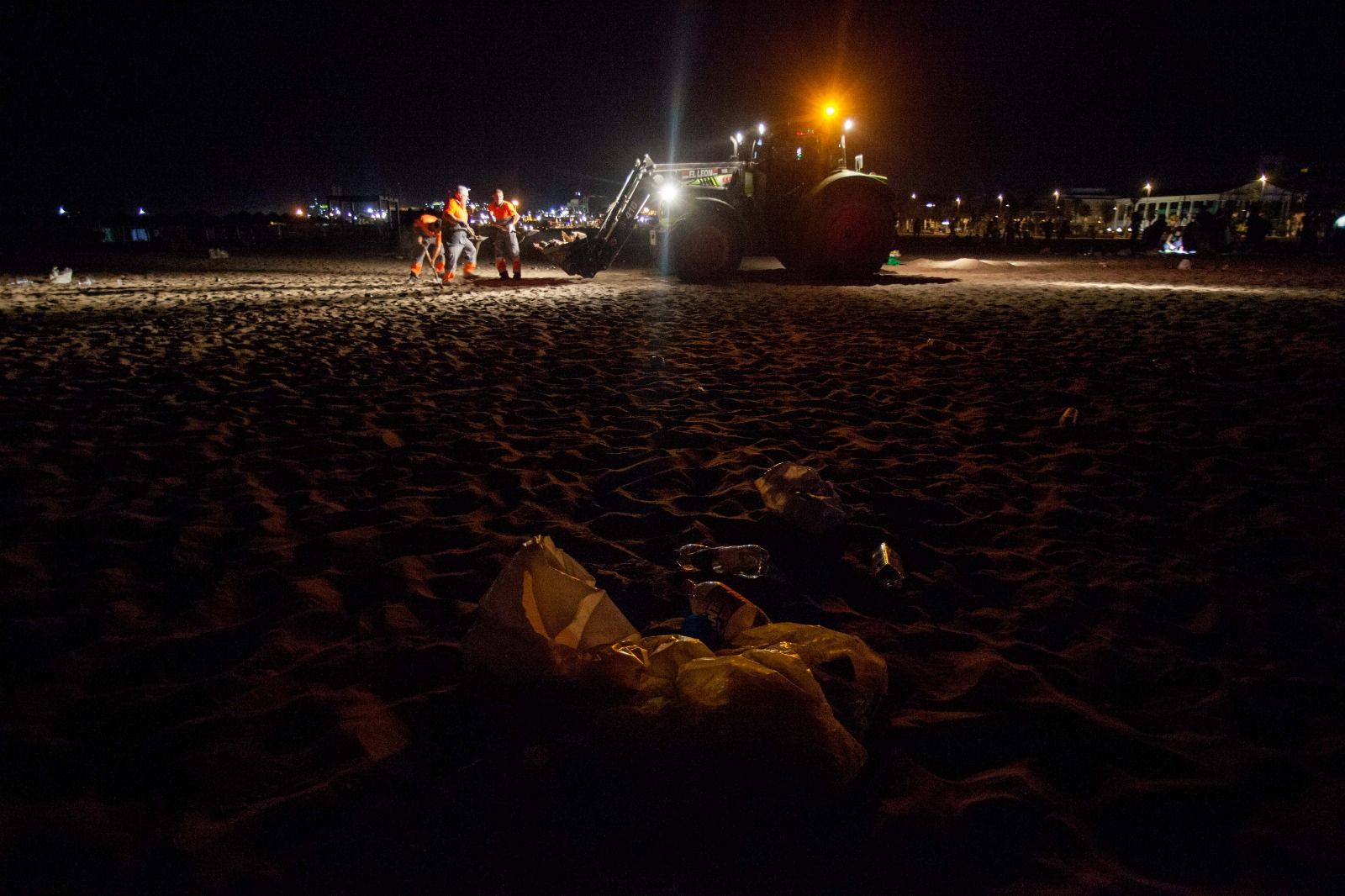 Desalojo y limpieza de las playas tras la noche de San Juan