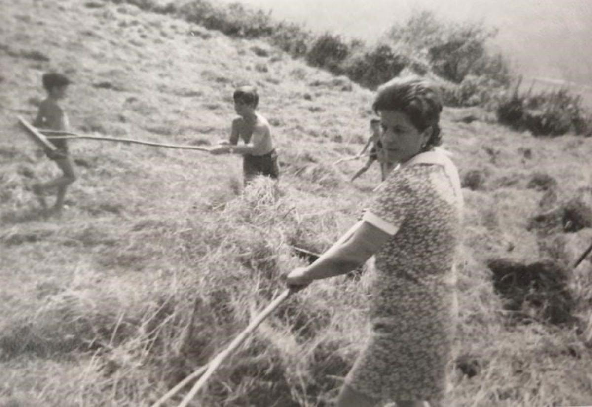 Victoria trabajando en el campo antes de incorporarse a Vicky Foods e introducir los productos de pastelería