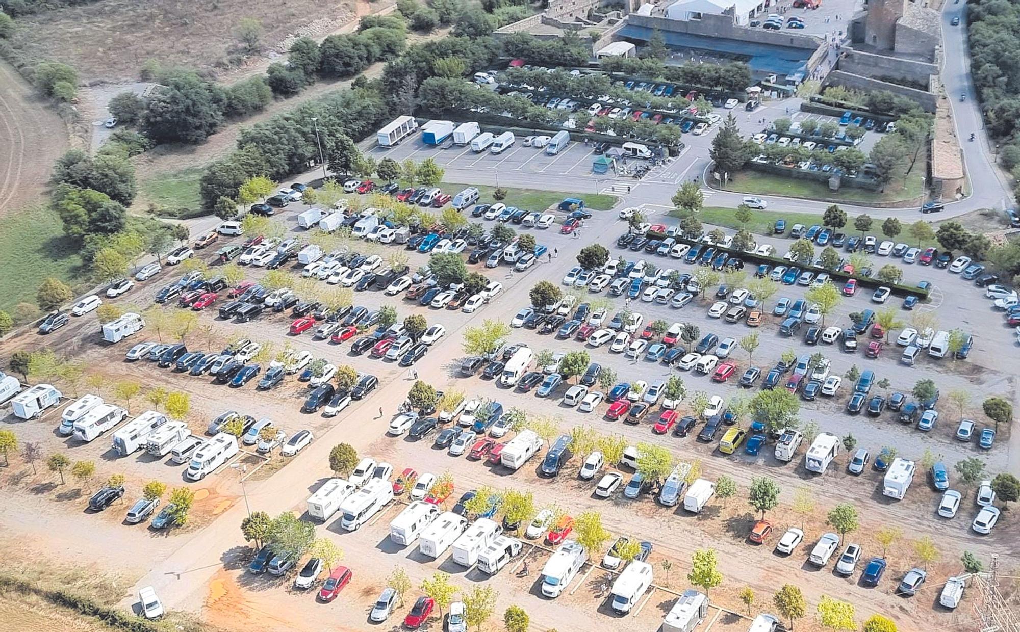 Parquin de autocaravanas en Aínsa, una de las  localidades que más cuida este tipo de turismo.