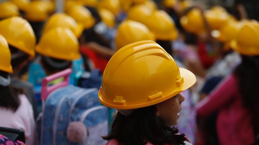 Mochila y casco de obra para sortear los "peligros" del colegio Altamar de Vigo