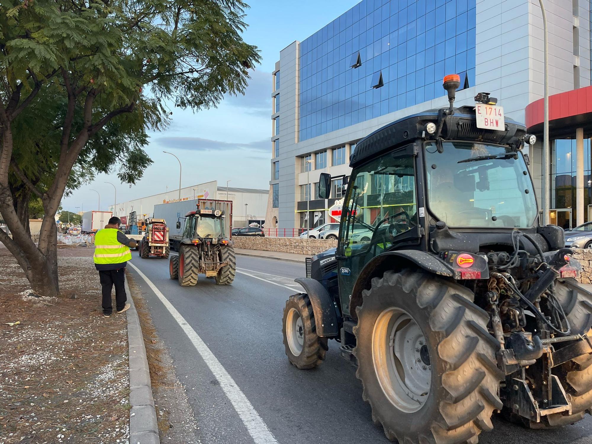 Una caravana de tractores irrumpe en dirección a València