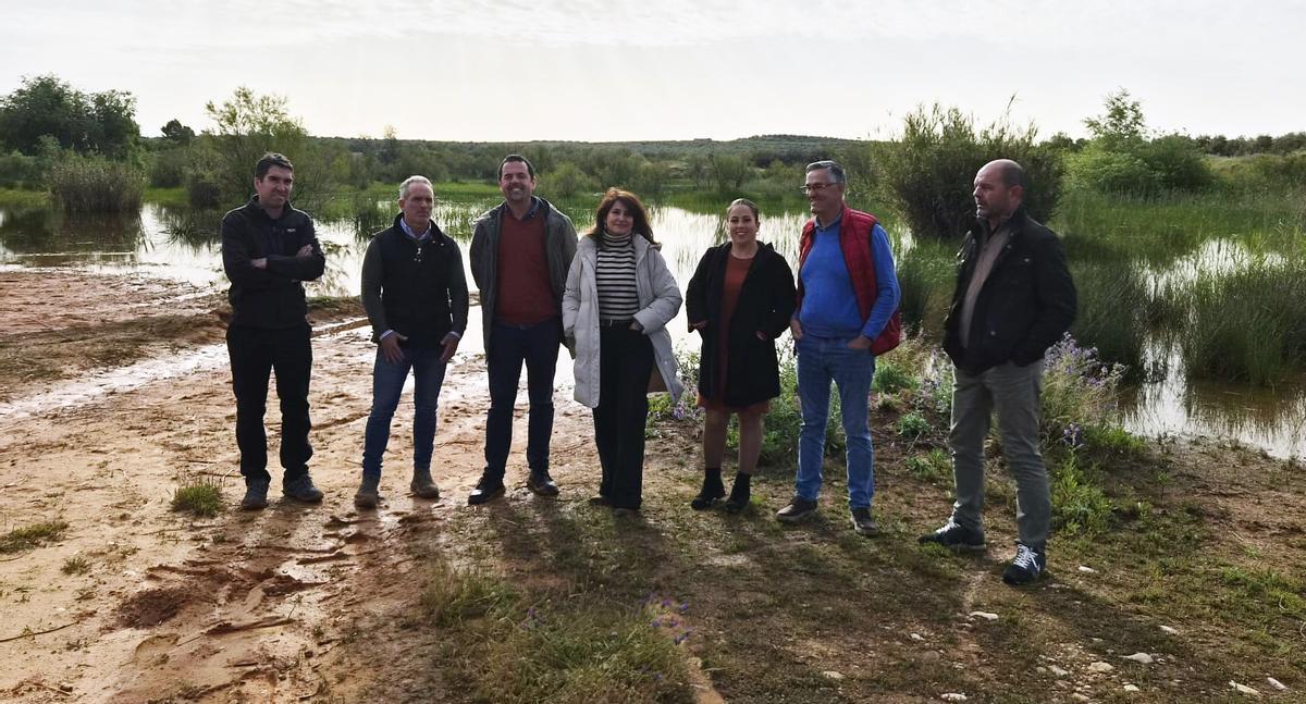 El delegado de Medio Ambiente de la Junta de Andalucía en Córdoba, Rafael Martínez, el presidente de la Mancomunidad Campiña Sur Cordobesa, Miguel Ruz Salces y el alcalde de La Guijarrosa, Manuel Ruiz, acompañados de personal técnico y representantes locales, visitan la Laguna de la Mohedana.
