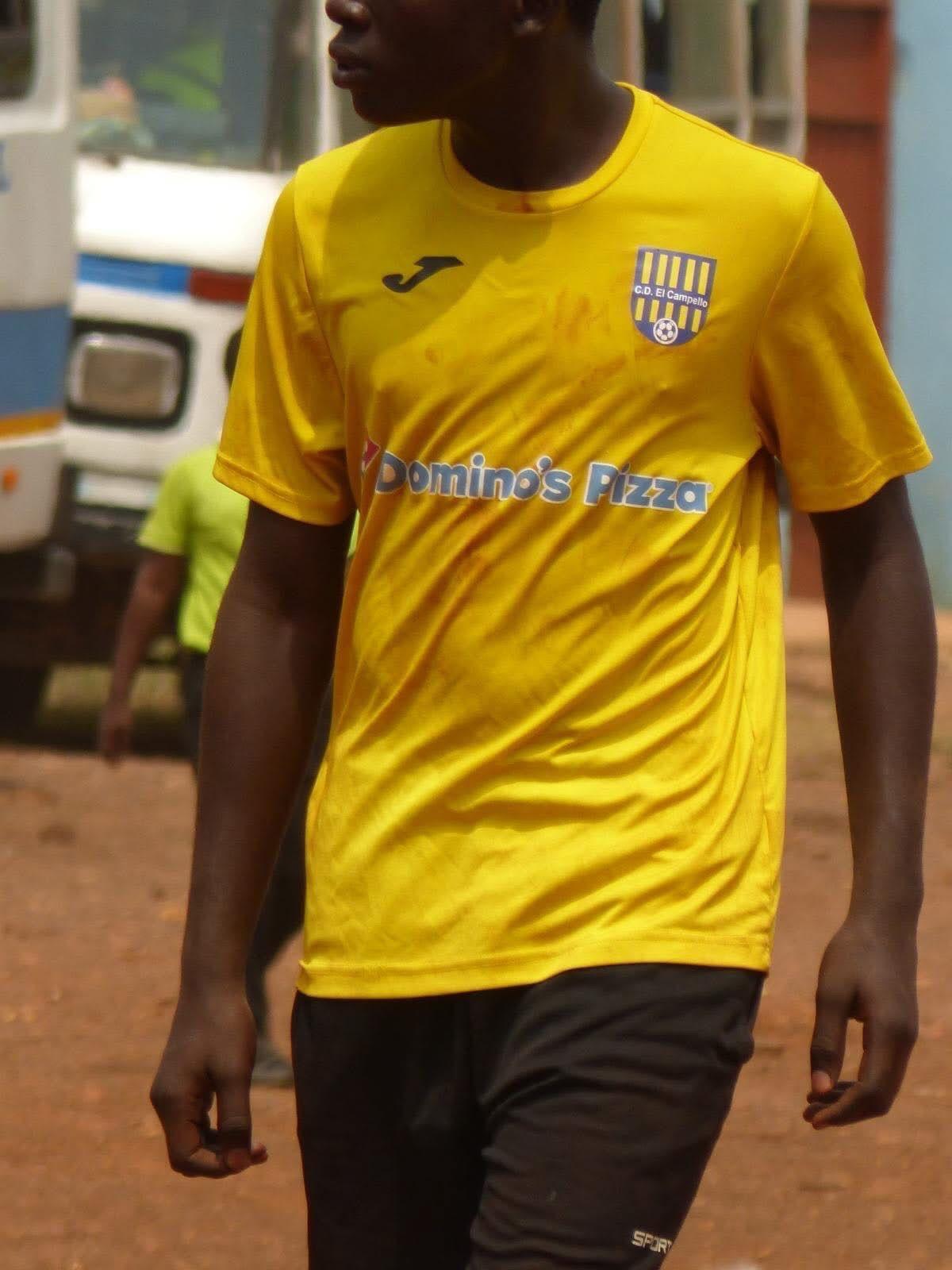 Un chaval con una camiseta